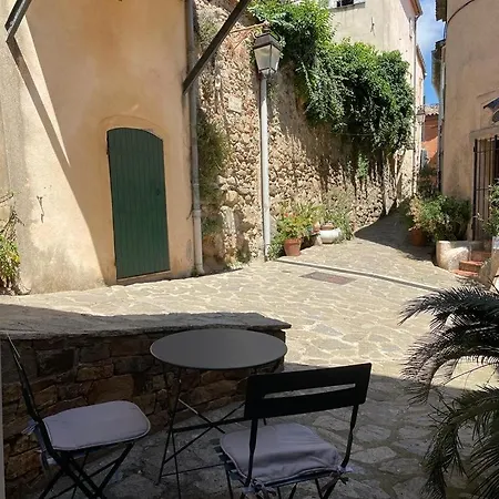 Сasa de vacaciones Maison De Village 3 Avec Petite Terrasse *